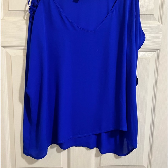 Deep blue top with shoulder slits. Chiffon type material - Picture 4 of 6
